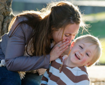 Mutter flüster dem Sohn ins Ohr